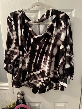 Simply Vera Vera Wang Black & White Tie-Dye V-Neck Dolman Top. Banded bottom